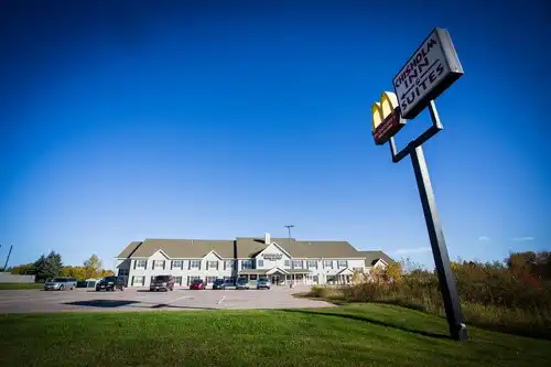 Chisholm Inn & Suites seen from US Highway 169